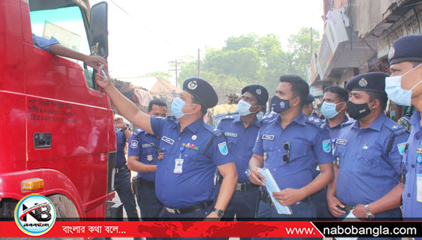 নবাবগঞ্জ থানা পুলিশের উদ্যোগে ৭০০ মাস্ক বিতরণ