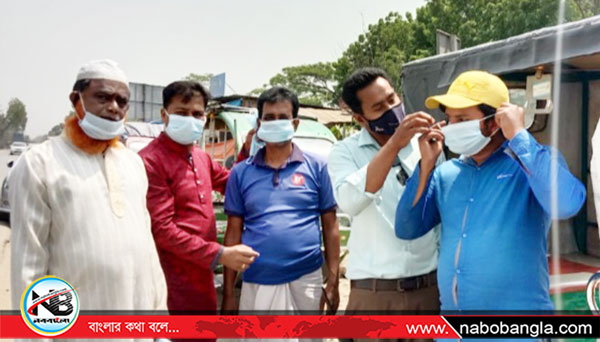 মানিকগঞ্জ জেলা বিশেষ শাখা সিংগাইর জোনের পুলিশের মাস্ক বিতরণ